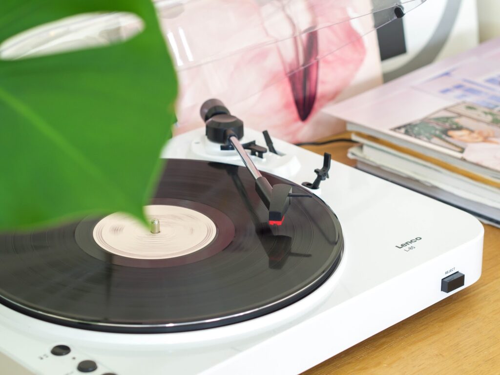 lenco L-85 modern turntable lenco L-85 modern turntable